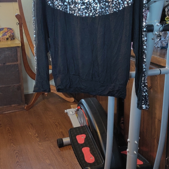 5/$13  Medium long sleeve bling top - Picture 3 of 3